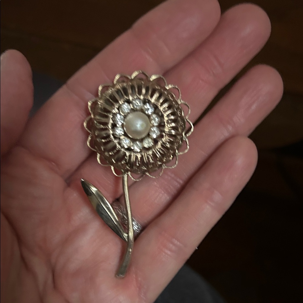Vintage Gold tone Flower Pearl  Brooch Pin